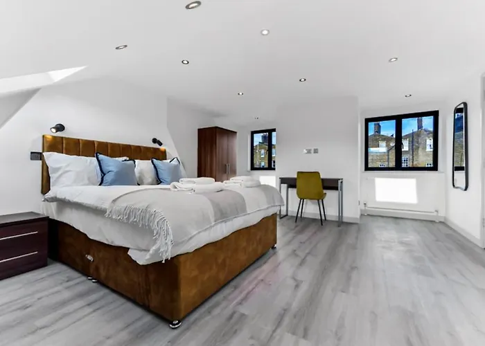 Huge, Brand-New Flat For Friends & Families!